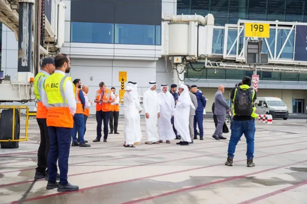 Şeyh Abdullah bin Ahmed, Bahreyn Uluslararası Havalimanı’nda operasyonların yeniden başlaması dolayısıyla gerçekleştirdiği inceleme ziyareti sırasında (BNA).