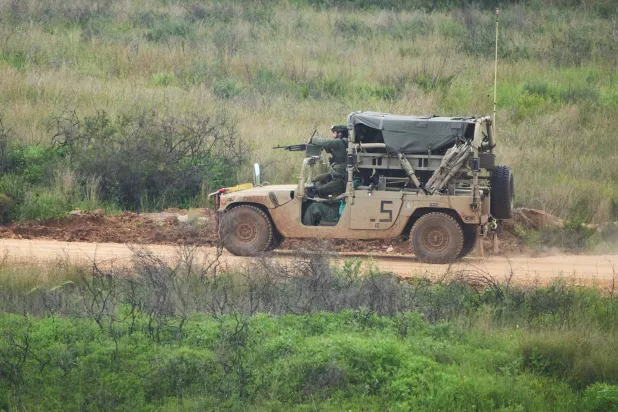 جنود إسرائيليون يقودون سياراتهم في جنوب لبنان كما يُرى من شمال إسرائيل 9 أبريل 2026 (أ.ب)