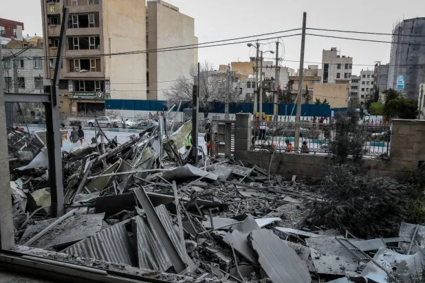 مشهد للأضرار التي لحقت بمبنى سكني إثر تعرضه لقصف في طهران (د.ب.أ)