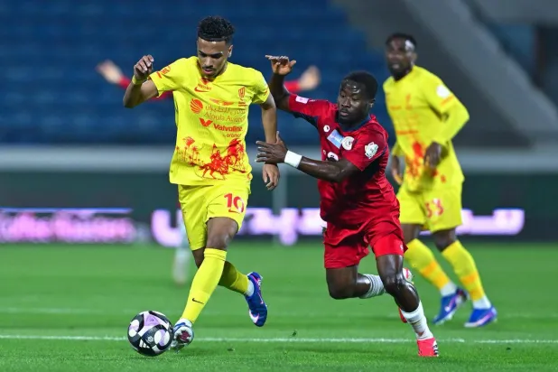 من المواجهة التي جمعت ضمك والقادسية في أبها (واس)