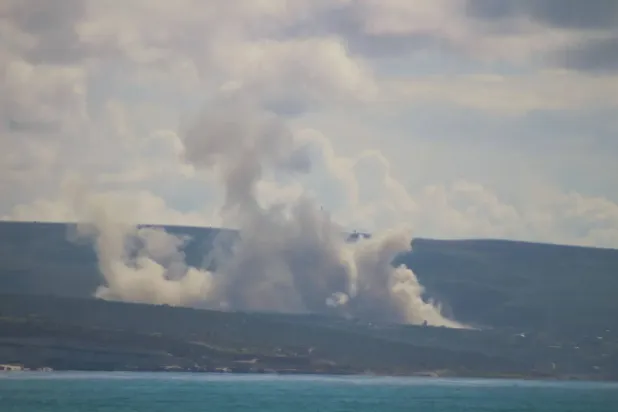 Lübnan'ın güneyindeki Sur şehrinden çekilen fotoğrafta, İsrail'in sınır kasabası Nakura'yı bombalamasının ardından yükselen duman (AFP)