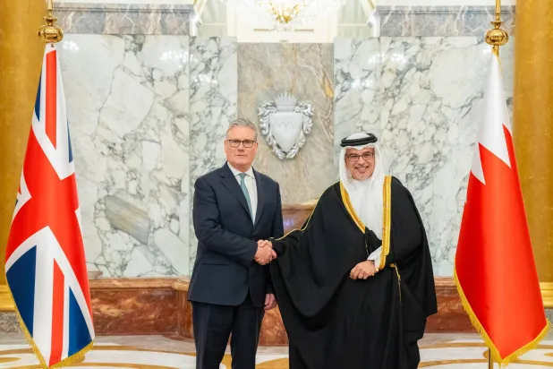 ولي العهد البحريني الأمير سلمان بن حمد مستقبلاً رئيس الوزراء البريطاني كير ستارمر الخميس (بنا)