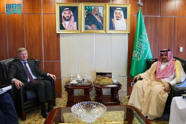 السفير السعودي محمد آل جابر والمبعوث الأممي هانس غروندبرغ خلال لقائهما في الرياض الخميس (واس)