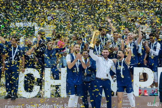 لاعبو العلا ومدربهم لحظة التتويج باللقب (موقع النادي) 