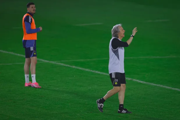 خيسوس خلال قيادته تدريبات النصر ويبدو المهاجم عبد الله الحمدان (موقع النادي)