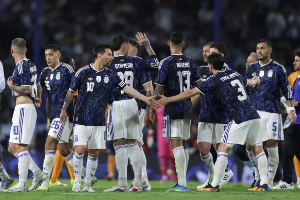 لاعبو الأرجنتين بعد مباراتهم الودية أمام زامبيا (إ.ب.أ)