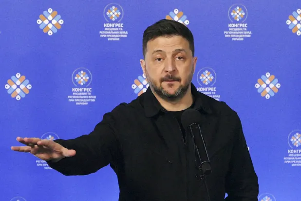 الرئيس الأوكراني فولوديمير زيلينسكي يتحدث أثناء ترؤسه اجتماعاً في غرب أوكرانيا 9 أبريل 2026 (إ.ب.أ)
