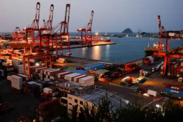 حاويات ومعدات بميناء كيلونغ في تايوان (رويترز)