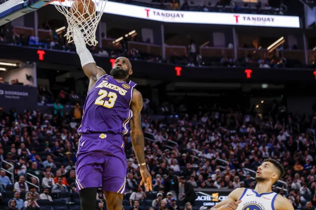 ليبرون جيمس يتألق في فوز ليكرز على وريورز (أ.ب)