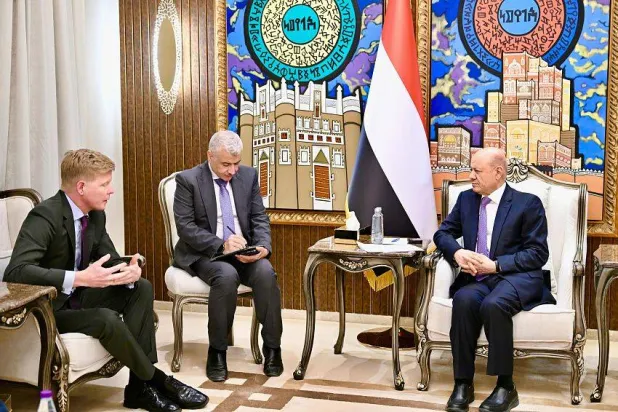 العليمي استقبل في الرياض المبعوث الأممي إلى اليمن هانس غروندبرغ (سبأ)