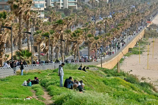 أشخاص فروا من ضاحية بيروت الجنوبية... في منطقة الرملة البيضاء الساحلية في بيروت... 9 أبريل 2026 (أ.ف.ب)