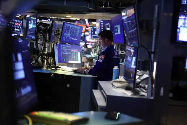 متداول يعمل في قاعة بورصة نيويورك (أ.ف.ب)