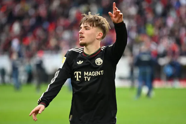 لاعب وسط بايرن ميونيخ الألماني لينارت كارل (أ.ف.ب)