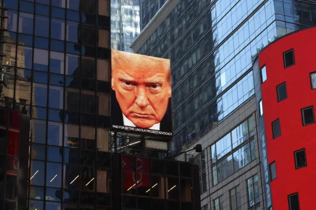 صورة لترمب في تايمز سكوير بنيويورك في 8 أبريل 2026 (أ.ف.ب)