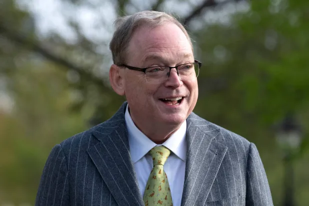 كيفن هاسيت يسير خارج البيت الأبيض في واشنطن (أ.ب)