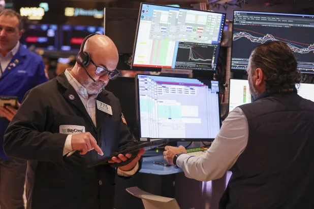 متداولون يعملون في بورصة نيويورك (إ.ب.أ)