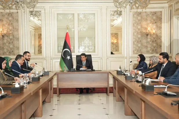 المنفي مستقبلاً عدداً من أعضاء «الحوار المهيكل» في مكتبه بطرابلس (المجلس الرئاسي)