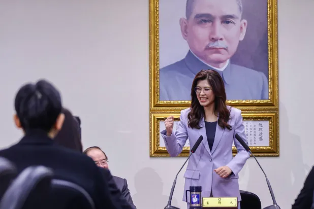 زعيمة المعارضة التايوانية تشنغ لي وون خلال مؤتمر صحافي في تايبيه قبل توجهها لزيارة الصين الثلاثاء (إ.ب.أ)
