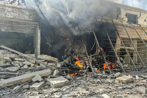 النيران تتصاعد من مركز قوى أمن الدولة بالنبطية الذي استُهدف بقصف إسرائيلي ما أدى إلى سقوط قتلى وجرحى في صفوف العناصر (أ.ف.ب)