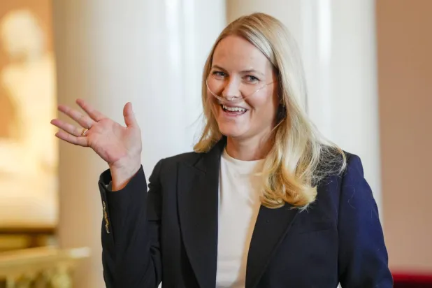 الأميرة ميت ماريت تحمل أنبوب الأكسجين (إ.ب.أ)