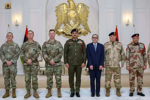 صدام حفتر يتوسط القائم بأعمال السفارة الأميركية وقائد «أفريكوم» في زيارتهم إلى بنغازي مطلع ديسمبر الماضي (القيادة العامة)