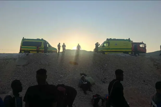 مستقلو الحافلة في طريقهم لسيارات الإسعاف عقب وقوع الحادث (محافظة قنا)