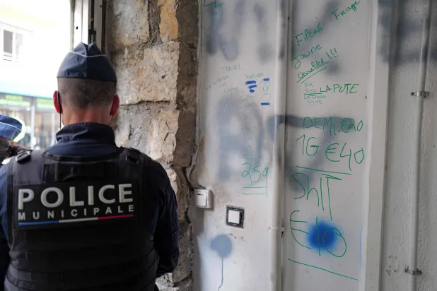 عنصر من الشرطة الفرنسية في مدينة نيس (أ.ف.ب)