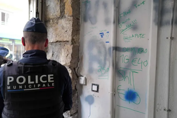 Nice şehrinde görev yapan bir Fransız polisi (AFP)