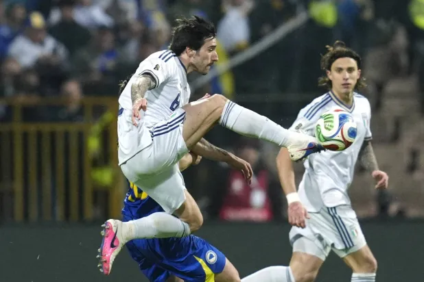 تونالي خلال ظهوره الأخير بقميص المنتخب الإيطالي (رويترز)