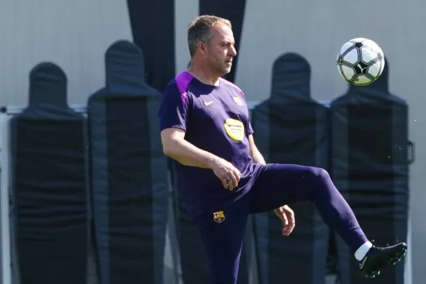 فليك يستعرض مهاراته بالكرة خلال تدريبات برشلونة الأخيرة (إ.ب.أ)