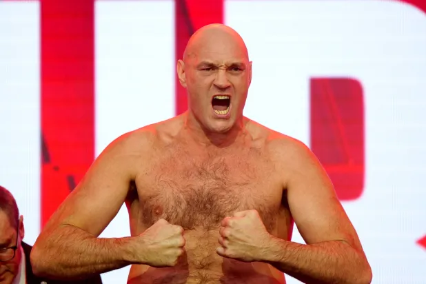 فيوري يستعرض أمام عدسات المصورين بعد مرحلة قياس الأوزان (د.ب.أ)