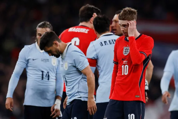 قمصان إنجلترا ووأوروغواي ظهرت عليها ملاحظات خلال فترة التوقف الدولية (رويترز)