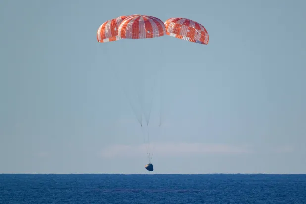 مركبة «أوريون» الفضائية التي تحمل  طاقم «أرتميس 2» تهبط قبالة سواحل كاليفورنيا (ا.ب)