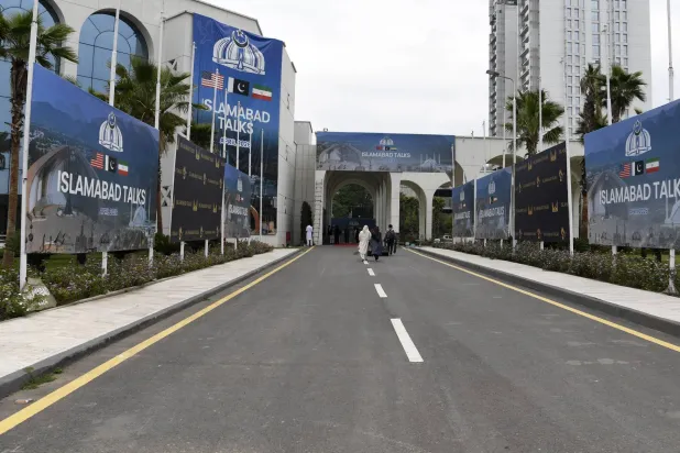 صورة عامة للمركز الإعلامي قبيل محادثات السلام بين الولايات المتحدة وإيران في إسلام آباد (إ.ب.أ)