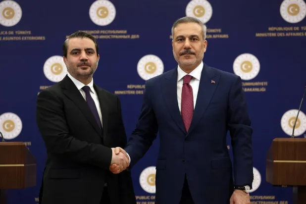Turkish Foreign Minister Hakan Fidan (R) and Syrian Foreign Minister Asaad al-Shaibani shake hands during a joint press conference after their meeting in Ankara, Türkiye, 09 April 2026. (EPA) 