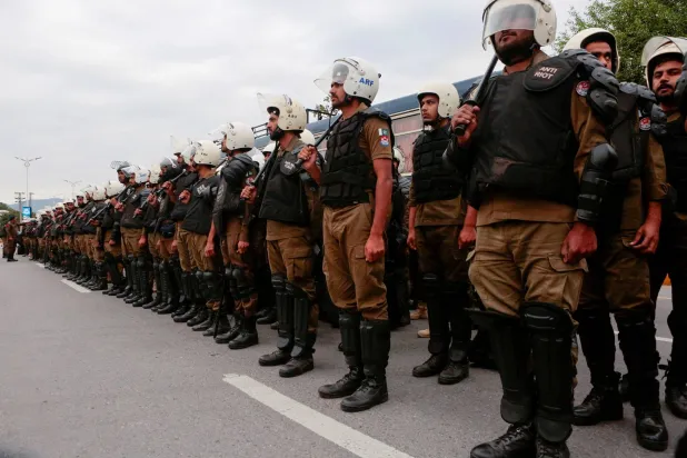 أفراد الأمن يقفون على الطريق المؤدي إلى فندق سيرينا حيث من المتوقع أن تعقد وفود من الولايات المتحدة وإيران محادثات سلام في إسلام آباد (رويترز)