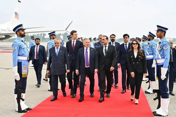 قائد الجيش الباكستاني عاصم منير ووزير الخارجية إسحاق دار برفقة المبعوث الأميركي ستيف ويتكوف (في الوسط) وجاريد كوشنر صهر الرئيس الأميركي (ثالثاً من اليسار) بعد وصول الوفد الأميركي إلى قاعدة نور خان الجوية العسكرية في إسلام آباد (أ.ف.ب)