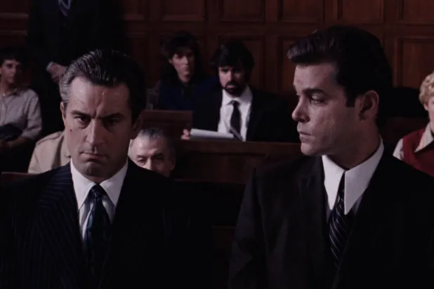 روبرت دي نيرو في مشهد من الفيلم مع  راي ليوتا (imdb)