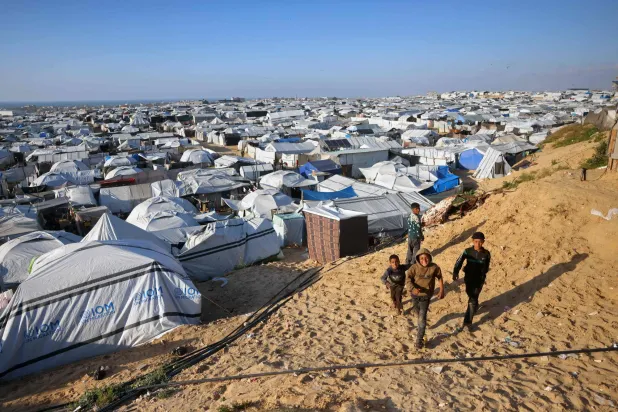 صبية فلسطينيون في مخيم أقيم في خان يونس (أ.ف.ب)