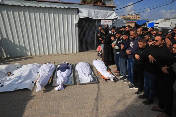 جثث القتلى الفلسطينيين في غزة (أ.ف.ب)