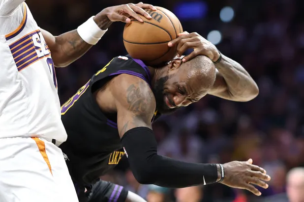 ليبرون جيمس نجم لوس أنجليس ليكرز يواصل كتابة التاريخ (أ.ف.ب)