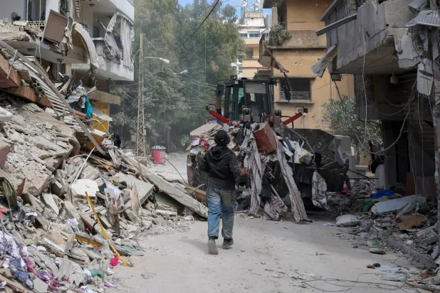 جرافة تعمل في موقع غارة إسرائيلية بمدينة صور اللبنانية (رويترز)