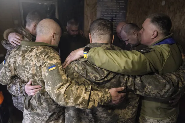 جنود أوكرانيون يؤدون صلاة العيد في قرية قرب سلوفيانسك (إ.ب.أ)