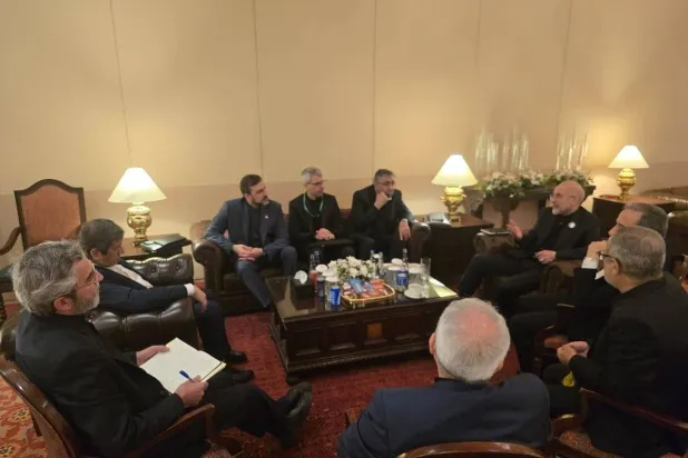 صورة نشرها التلفزيون الرسمي من اجتماع الوفد الإيراني على هامش محادثات باكستان