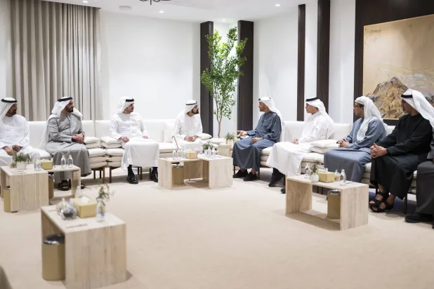 الشيخ محمد بن زايد والشيخ محمد بن راشد وعدد من الشيوخ والمسؤولين خلال لقاء عقد اليوم (وام)