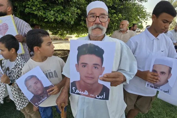 ليبي يرفع لافتة تتساءل عن مصير نجله المفقود في ترهونة خلال وقفة احتجاجية... أغسطس الماضي (رابطة ضحايا ترهونة)