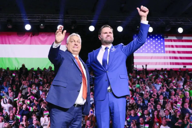 نائب الرئيس الأميركي جي دي فانس (يمين) ورئيس الوزراء المجري فيكتور أوربان خلال فعالية في بودابست - 7 أبريل 2026 (رويترز)