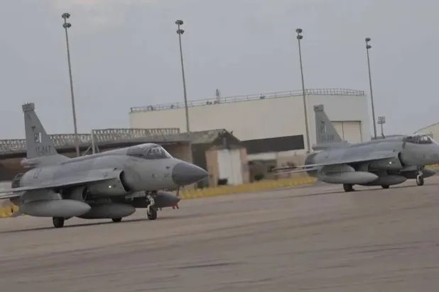 طائرات «جيه إف 17» خلال تدريبات مشتركة في قاعدة الملك عبد العزيز الجوية شرق السعودية فبراير 2024 (القوات الجوية الباكستانية)