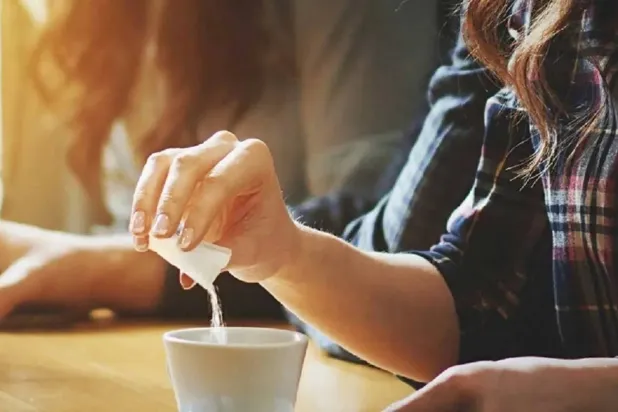 تشير النتائج إلى أن المحليات الصناعية لها آثار سلبية على الميكروبيوم (جامعة جونز هوبكنز)