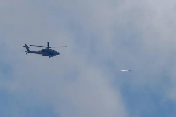 مروحية إسرائيلية تطلق صاروخاً فوق لبنان (رويترز)